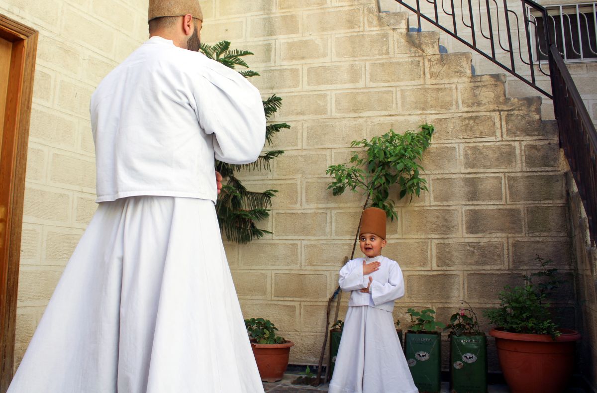 طفل سوري يبهر الجميع برقصة المولوية وهو بعمر الـ4 سنوات فقط.. فمن هو؟ 1 طفل سوري يبهر الجميع برقصة المولوية وهو بعمر الـ4 سنوات فقط.. فمن هو؟