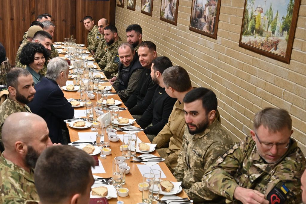 "مأدبة إفطار سنويًا للجنود المسلمين".. كيف أعلن زيلينسكي احترامه لشهر رمضان؟