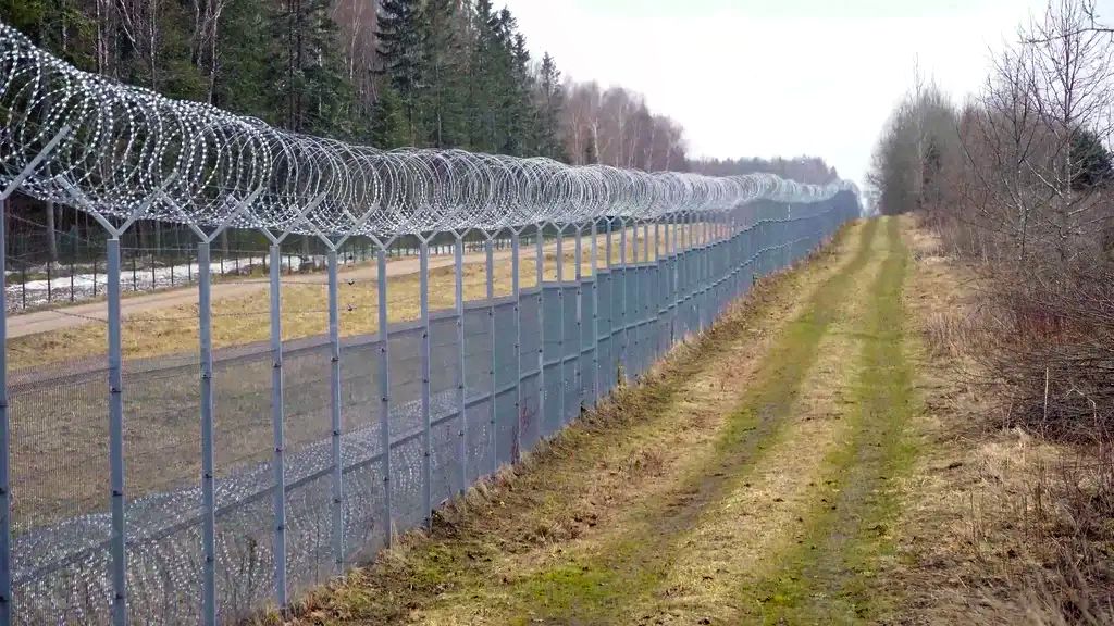 "أخبار الآن" على الحدود الليتوانية البيلاروسية ترصد التشنج السائد.. وقوّات لوكاشينكو تستنفر