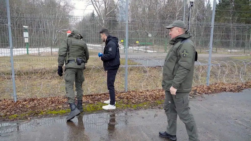 "أخبار الآن" على الحدود الليتوانية البيلاروسية ترصد التشنج السائد.. وقوّات لوكاشينكو تستنفر