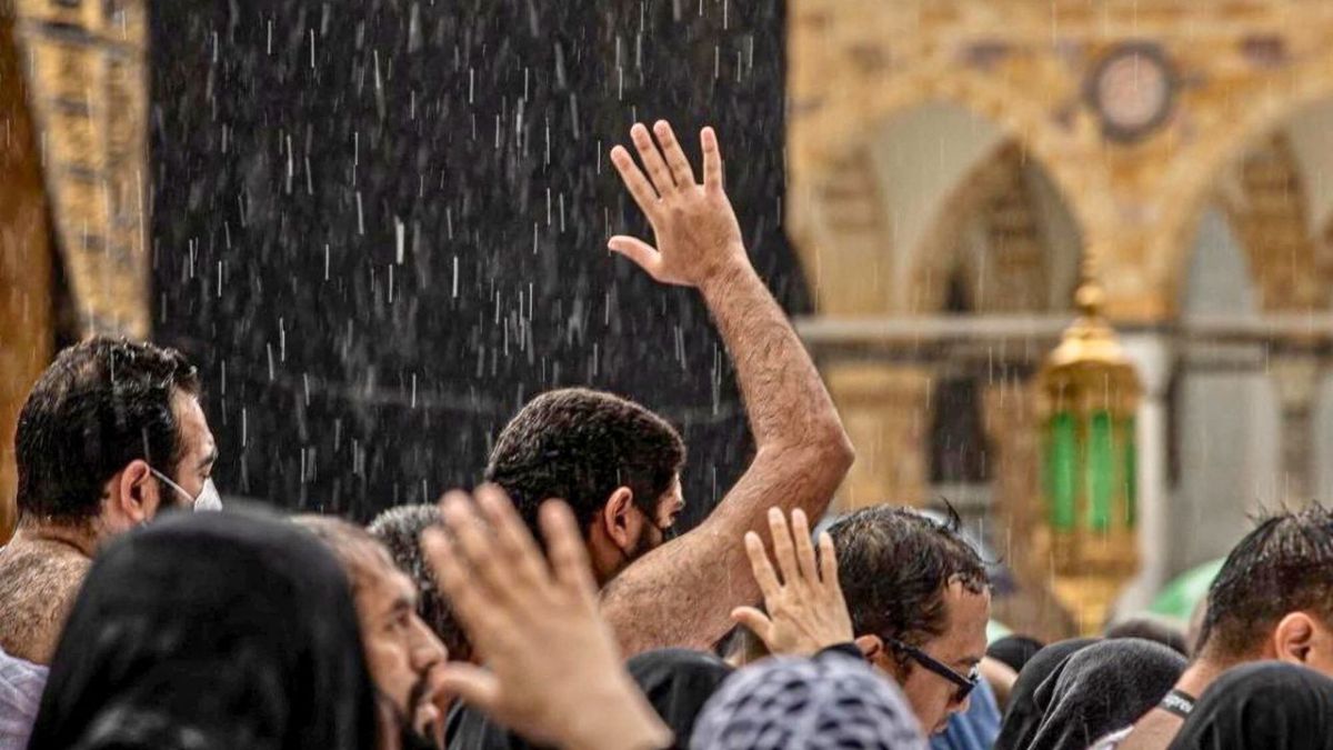 تحت الأمطار وفي أجواء روحانية.. ضيوف الرحمن يؤدون مناسك العمرة في شهر رمضان 2 تحت الأمطار وفي أجواء روحانية.. ضيوف الرحمن يؤدون مناسك العمرة في شهر رمضان
