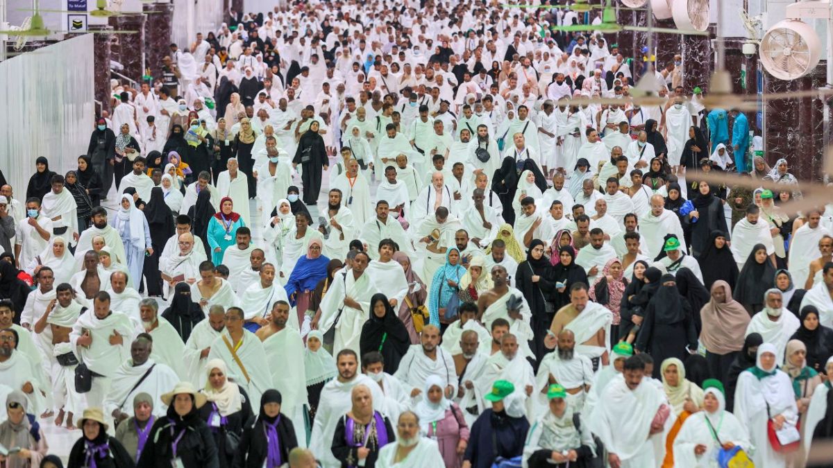 تحت الأمطار وفي أجواء روحانية.. ضيوف الرحمن يؤدون مناسك العمرة في شهر رمضان 1 تحت الأمطار وفي أجواء روحانية.. ضيوف الرحمن يؤدون مناسك العمرة في شهر رمضان