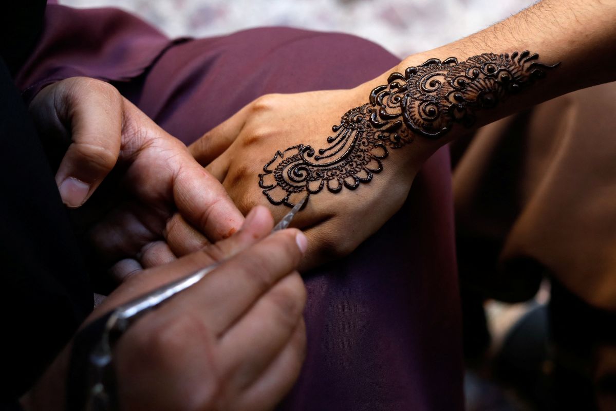 "حناء ليلة العيد" تلون الصوماليات بالجمال والجاذبية