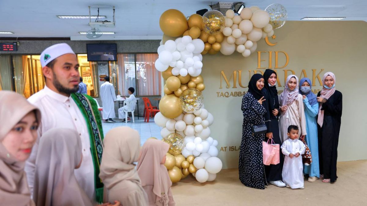 رغم الأزمات السياسية والاقتصادية.. المسلمون يستقبلون عيد الفطر بأجواء مميزة