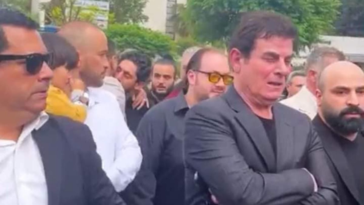 لحظات مؤثرة بحضور ابنتيه.. دمشق تشيع جثمان الفنان الراحل محمد قنوع 2 لحظات مؤثرة بحضور ابنتيه.. دمشق تشيع جثمان الفنان الراحل محمد قنوع