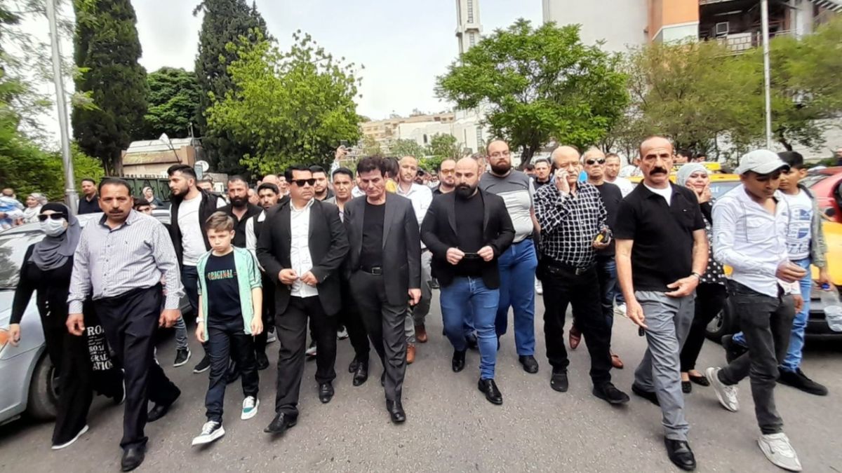 لحظات مؤثرة بحضور ابنتيه.. دمشق تشيع جثمان الفنان الراحل محمد قنوع 3 لحظات مؤثرة بحضور ابنتيه.. دمشق تشيع جثمان الفنان الراحل محمد قنوع