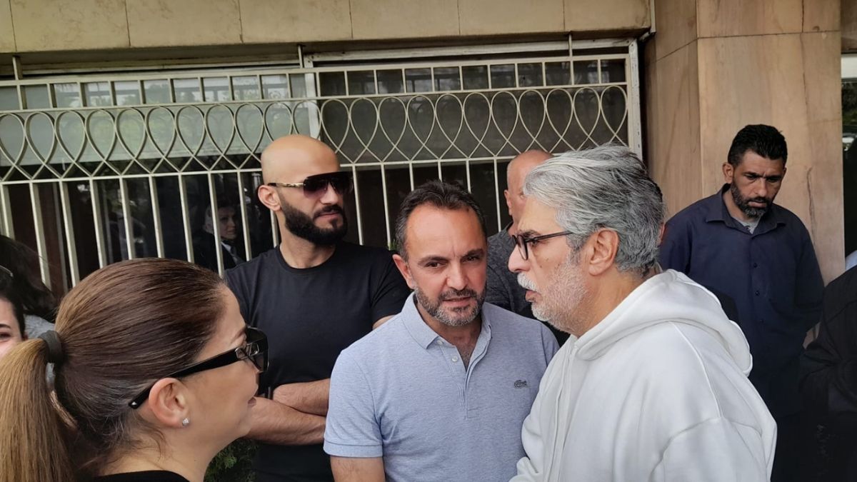 لحظات مؤثرة بحضور ابنتيه.. دمشق تشيع جثمان الفنان الراحل محمد قنوع 5 لحظات مؤثرة بحضور ابنتيه.. دمشق تشيع جثمان الفنان الراحل محمد قنوع