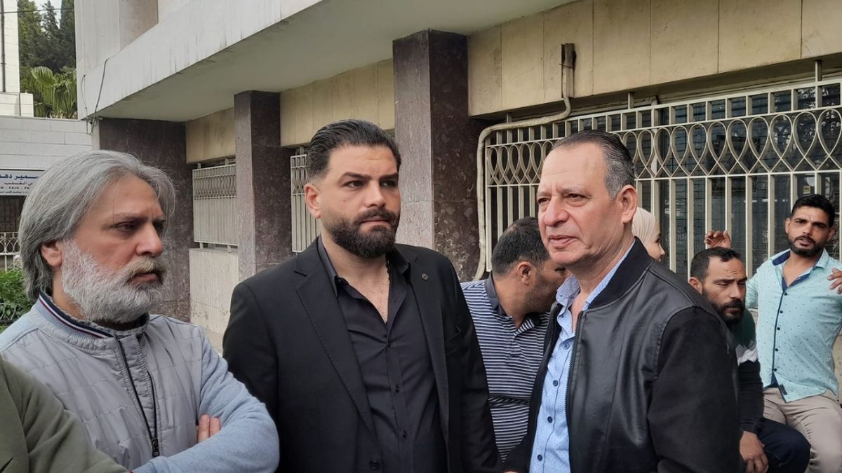 لحظات مؤثرة بحضور ابنتيه.. دمشق تشيع جثمان الفنان الراحل محمد قنوع 6 لحظات مؤثرة بحضور ابنتيه.. دمشق تشيع جثمان الفنان الراحل محمد قنوع