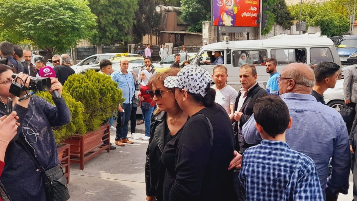 لحظات مؤثرة بحضور ابنتيه.. دمشق تشيع جثمان الفنان الراحل محمد قنوع 7 لحظات مؤثرة بحضور ابنتيه.. دمشق تشيع جثمان الفنان الراحل محمد قنوع