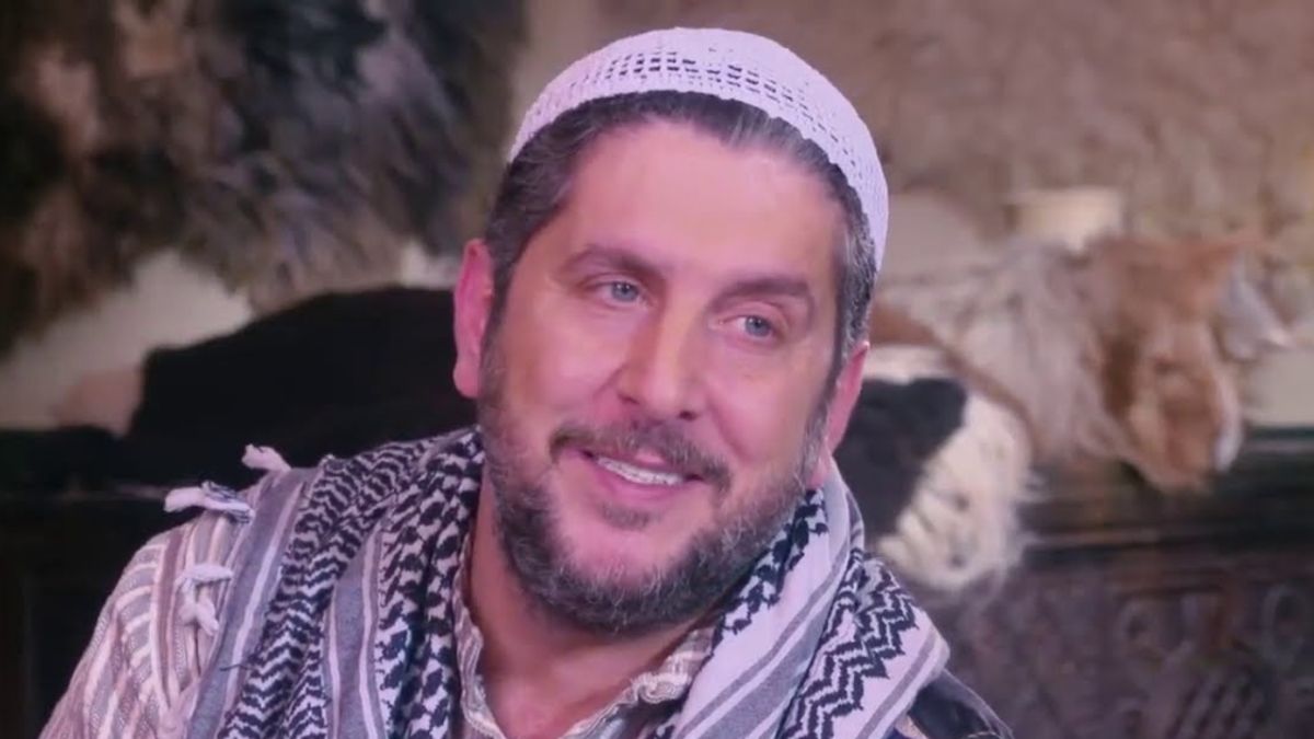 الفنان الراحل محمد قنوع خلال مشاركته في مسلسل مرايا مع النجم ياسر العظمة والمخرج الراحل حاتم علي