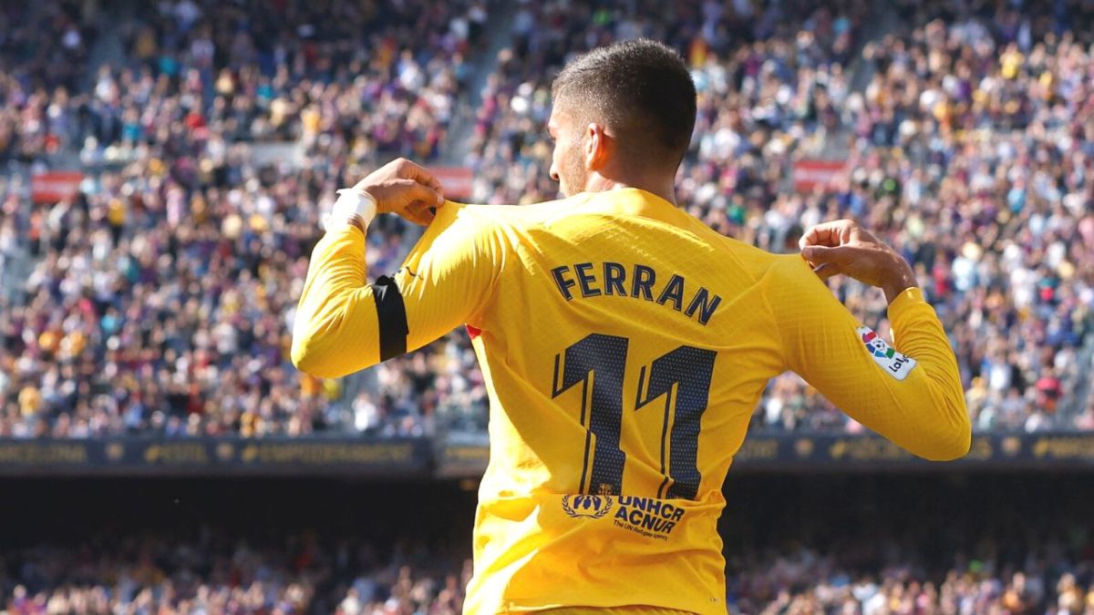 برشلونة يتجاوز عقبة أتلتيكو مدريد ويقترب من حسم لقب الليغا