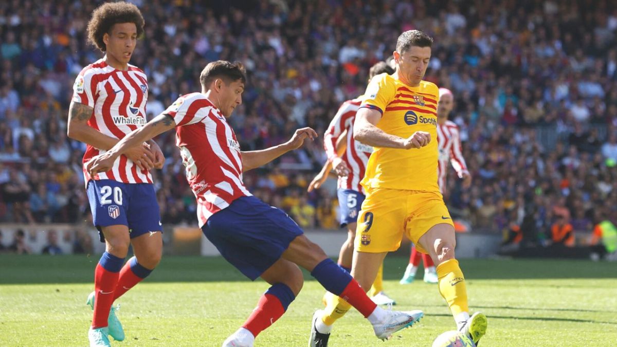 برشلونة يتجاوز عقبة أتلتيكو مدريد ويقترب من حسم لقب الليغا