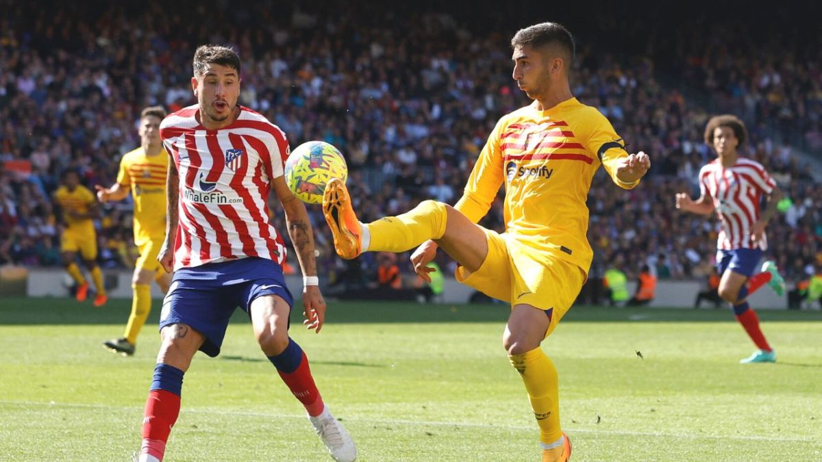 برشلونة يتجاوز عقبة أتلتيكو مدريد ويقترب من حسم لقب الليغا