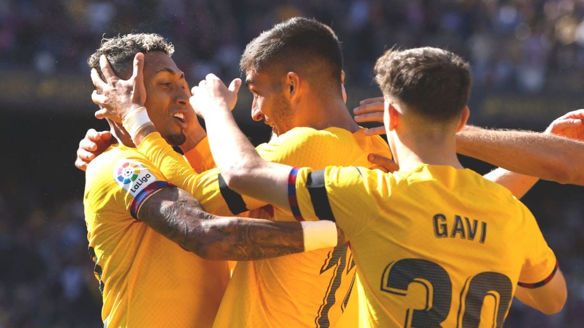 برشلونة يتجاوز عقبة أتلتيكو مدريد ويقترب من حسم لقب الليغا