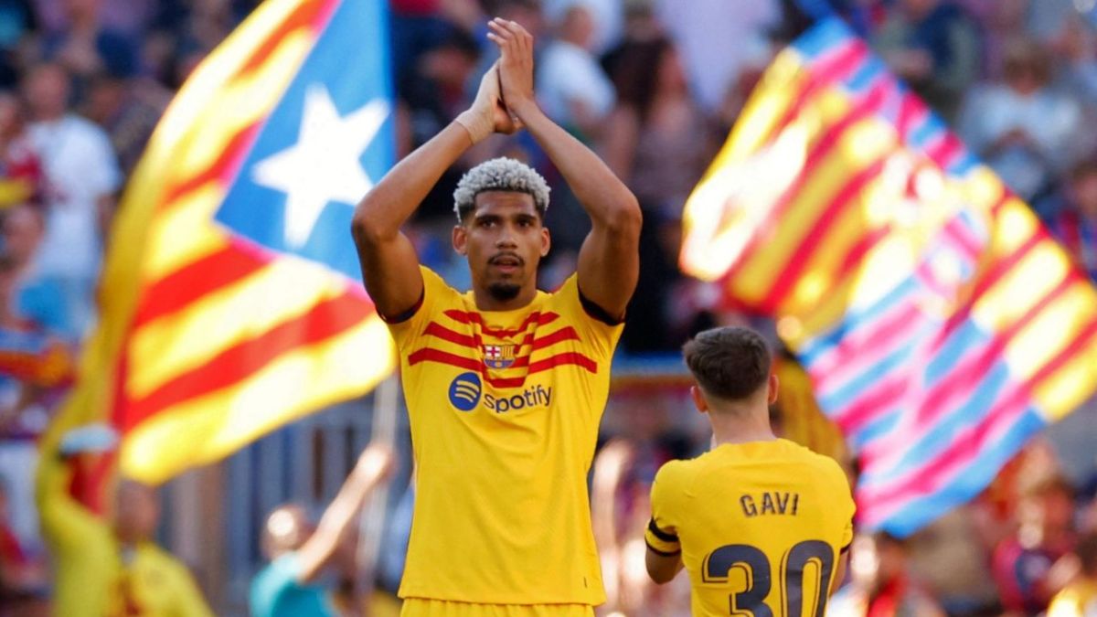 برشلونة يتجاوز عقبة أتلتيكو مدريد ويقترب من حسم لقب الليغا