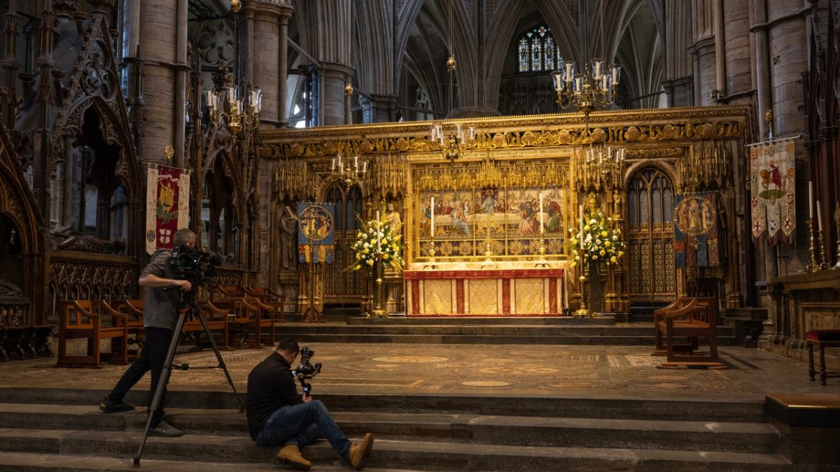 بتاجٌ مضى عليه مئات السنين.. استعدادات للتتويج تشارلز الثالث ملكا لبريطانيا