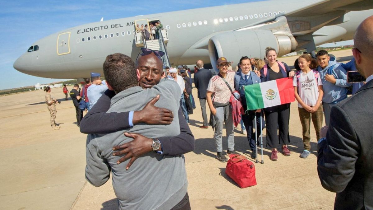 بالصور.. دول العالم تواصل إجلاء رعاياها من السودان حفاظًا على سلامتهم