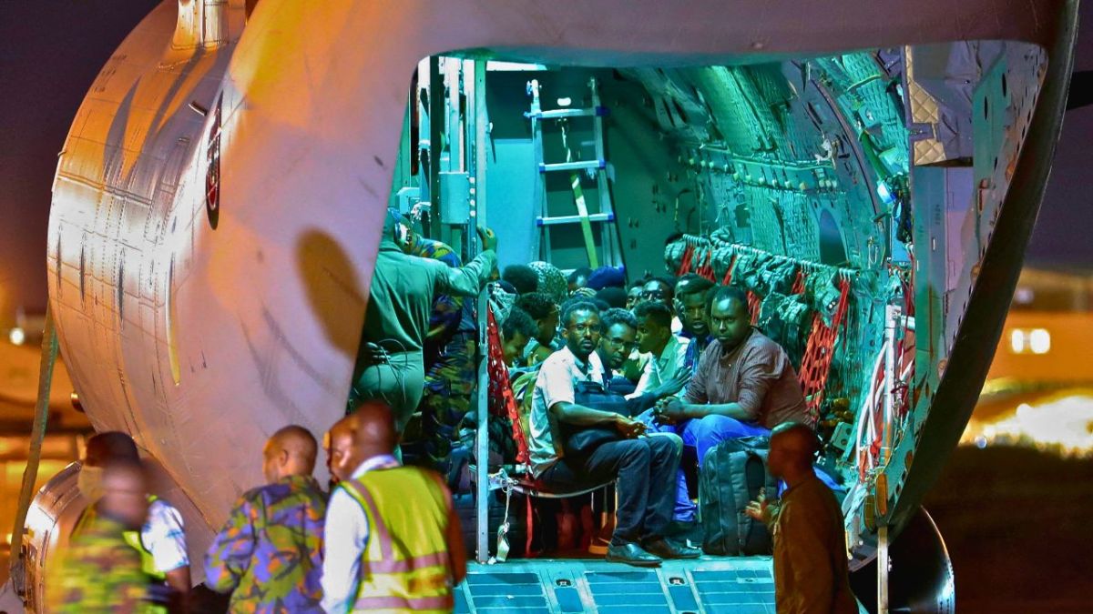 بالصور.. دول العالم تواصل إجلاء رعاياها من السودان حفاظًا على سلامتهم