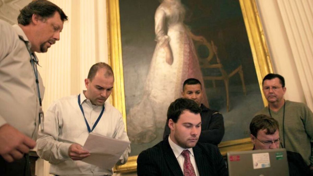 اجتماع "ميكي ماوس" وغرفة عمليات أشبه بـ"الحرب".. 900 صورة توثق لحظات ما قبل إعلان البيت الأبيض عن مقتل أسامة بن لادن