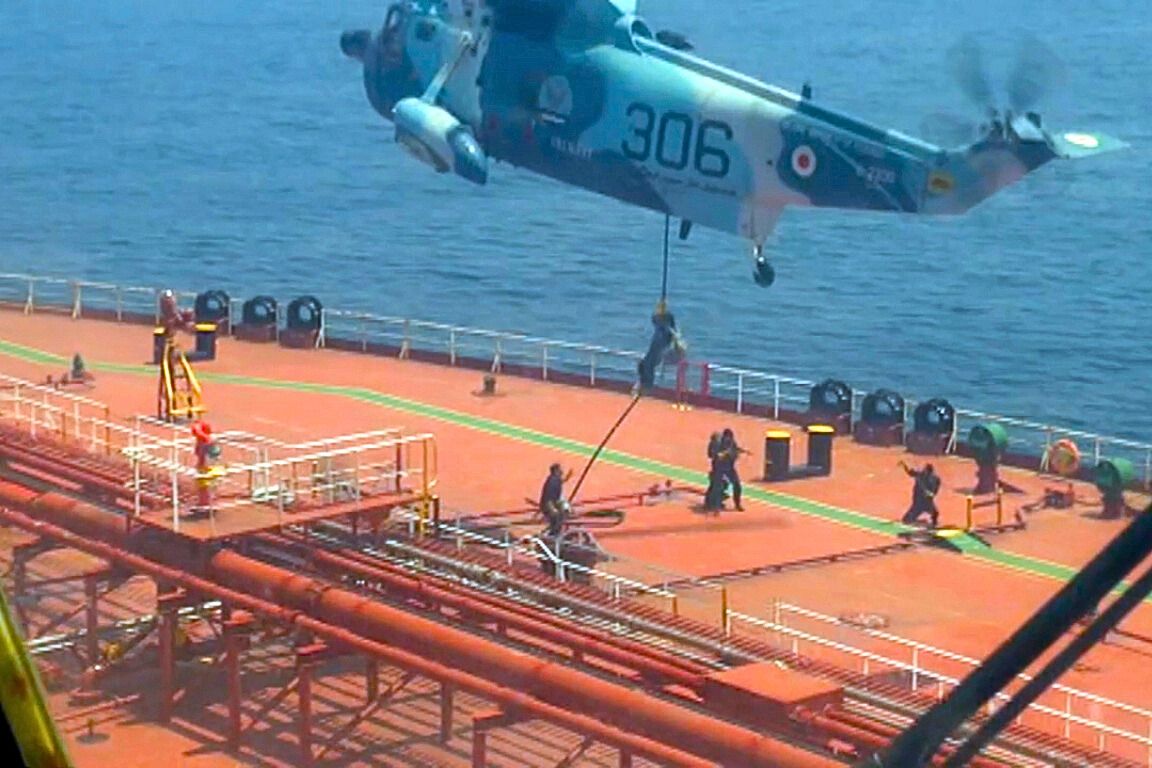 بالصور.. الأقمار الصناعية تكشف موقع الناقلتين المختطفتين من قبل إيران 2 بالصور.. الأقمار الصناعية تكشف موقع الناقلتين المختطفتين من قبل إيران