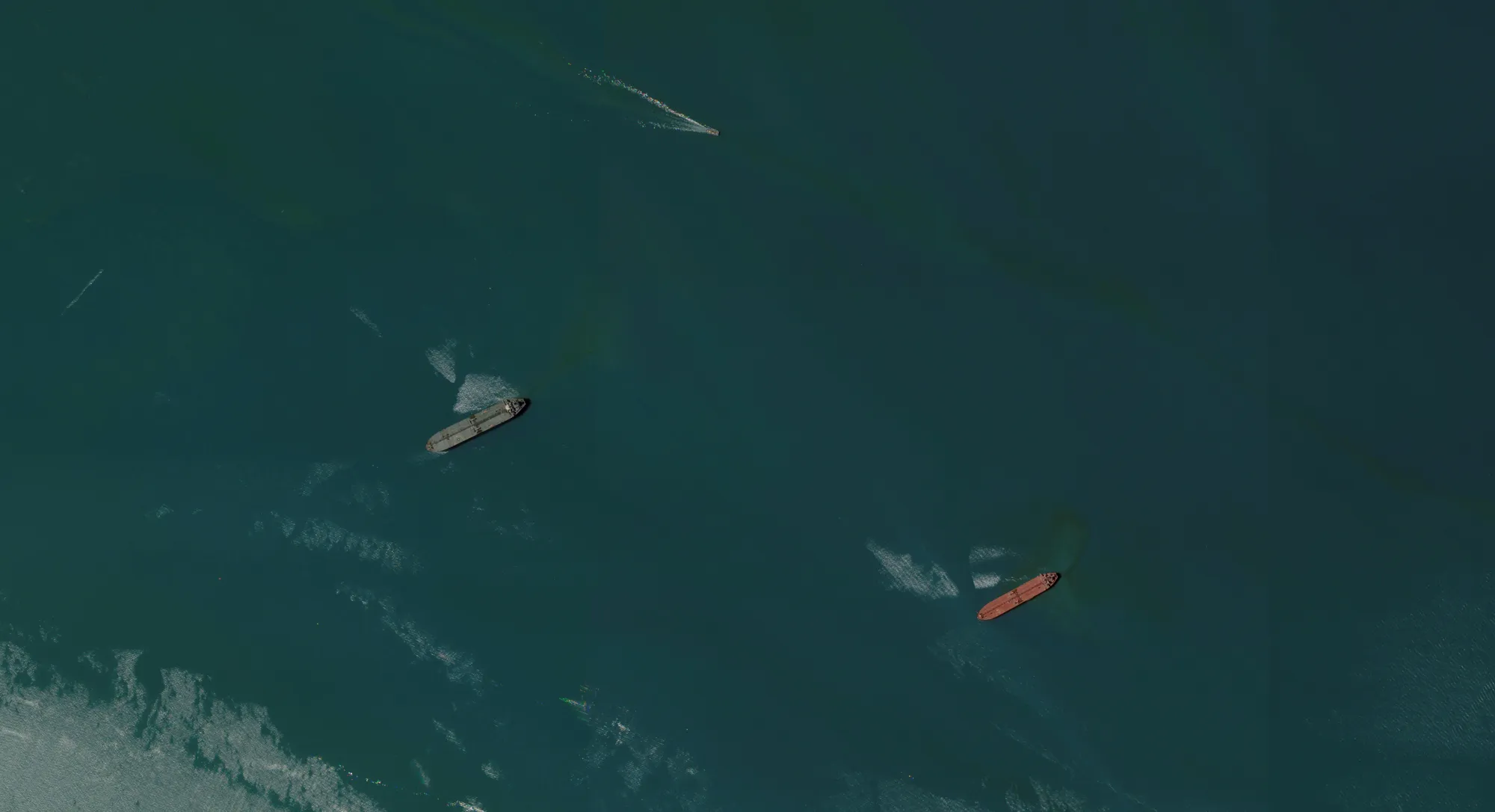 بالصور.. الأقمار الصناعية تكشف موقع الناقلتين المختطفتين من قبل إيران 3 بالصور.. الأقمار الصناعية تكشف موقع الناقلتين المختطفتين من قبل إيران