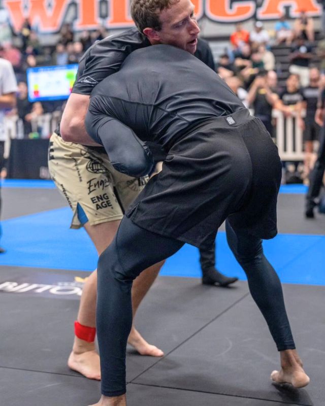 في أول بطولة يُشارك فيها.. مارك زوكربيرغ يفوز بميداليتين في رياضة الجوجيتسو 3 في أول بطولة يُشارك فيها.. مارك زوكربيرغ يفوز بميداليتين في رياضة الجوجيتسو