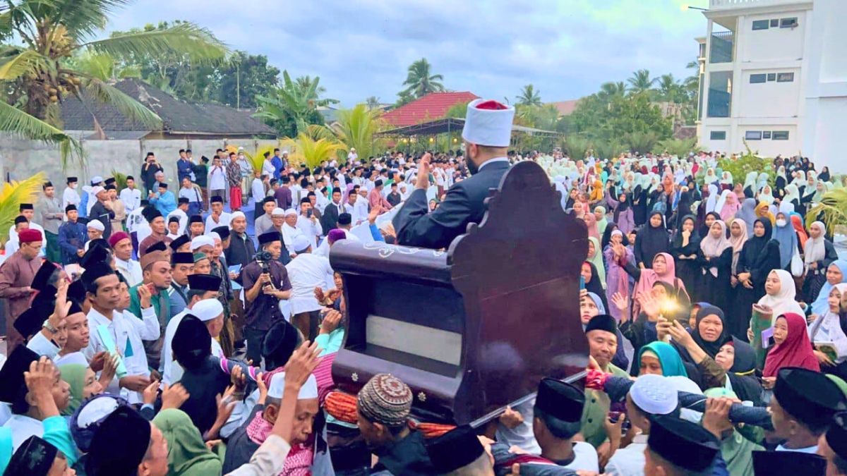 حملوه على الأعناق.. استقبال حافل لأسامة الأزهري في إندونيسيا يثير الجدل