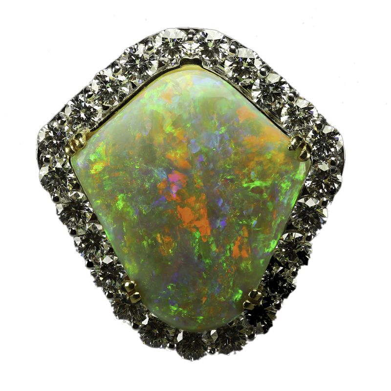 حلي يتوسطها قطعة اوبال