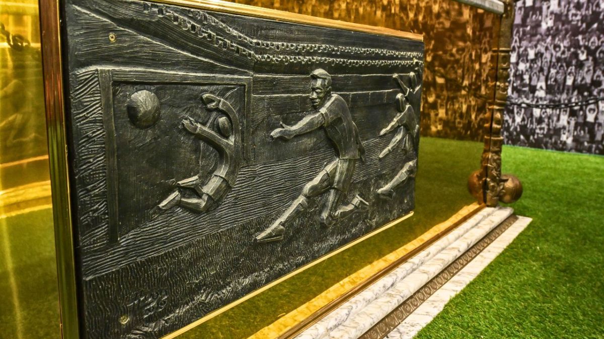 بأرضية من العشب الاصطناعي.. ضريح مهيب للجوهرة السوداء "بيليه" 3 بأرضية من العشب الاصطناعي.. ضريح مهيب للجوهرة السوداء "بيليه"