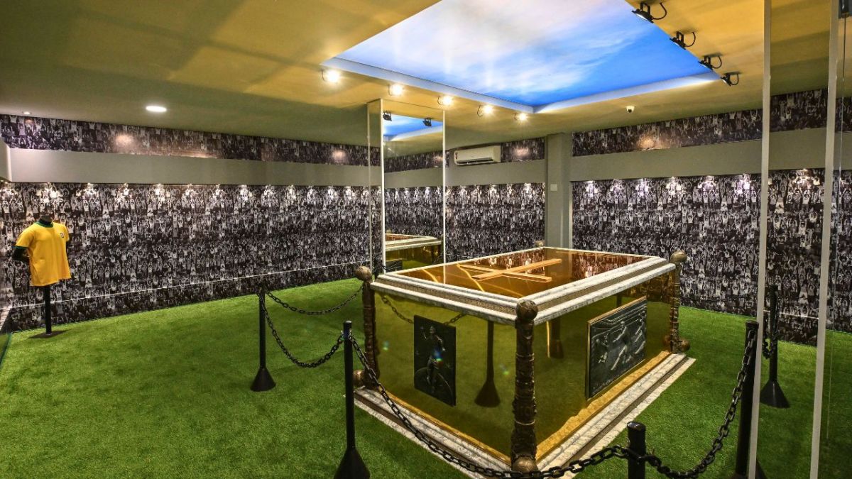 بأرضية من العشب الاصطناعي.. ضريح مهيب للجوهرة السوداء "بيليه" 2 بأرضية من العشب الاصطناعي.. ضريح مهيب للجوهرة السوداء "بيليه"