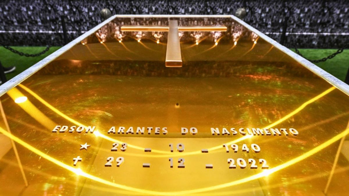 بأرضية من العشب الاصطناعي.. ضريح مهيب للجوهرة السوداء "بيليه" 4 بأرضية من العشب الاصطناعي.. ضريح مهيب للجوهرة السوداء "بيليه"