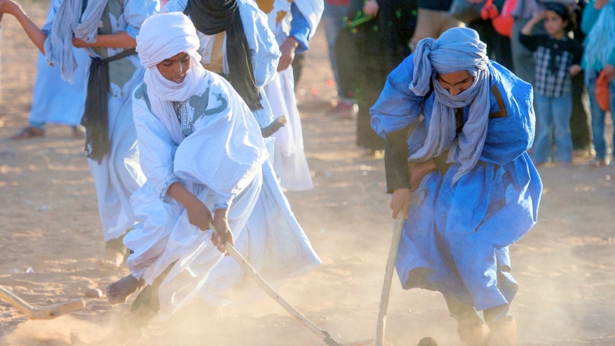 "هوكي الرحل" لعبة صحراوية في المغرب.. هل تندثر؟
