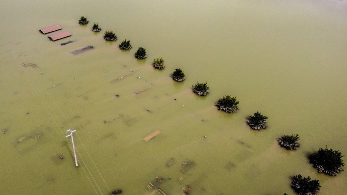 فيضانات إيطاليا تتسبب بمقتل 13 شخصًا