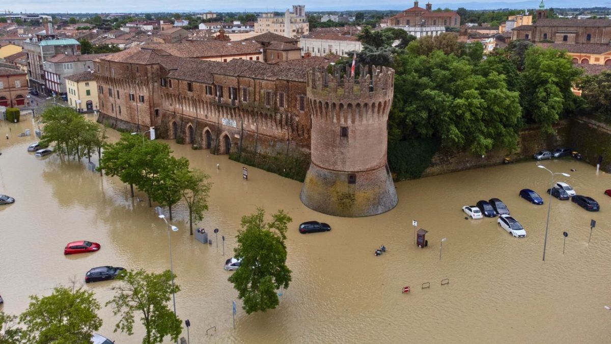 فيضانات إيطاليا تتسبب بمقتل 13 شخصًا