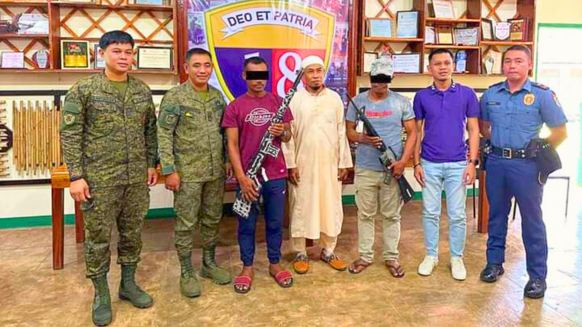 استسلام عضوان من جماعة أبو سياف للجيش الفلبيني 2 استسلام عضوان من جماعة أبو سياف للجيش الفلبيني