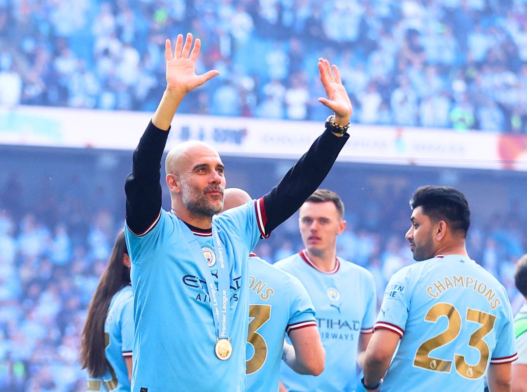 بالصور.. كيف احتفل لاعبو مانشستر سيتي بكأس البريميرليغ؟ 1 بالصور.. كيف احتفل لاعبو مانشستر سيتي بكأس البريميرليغ؟