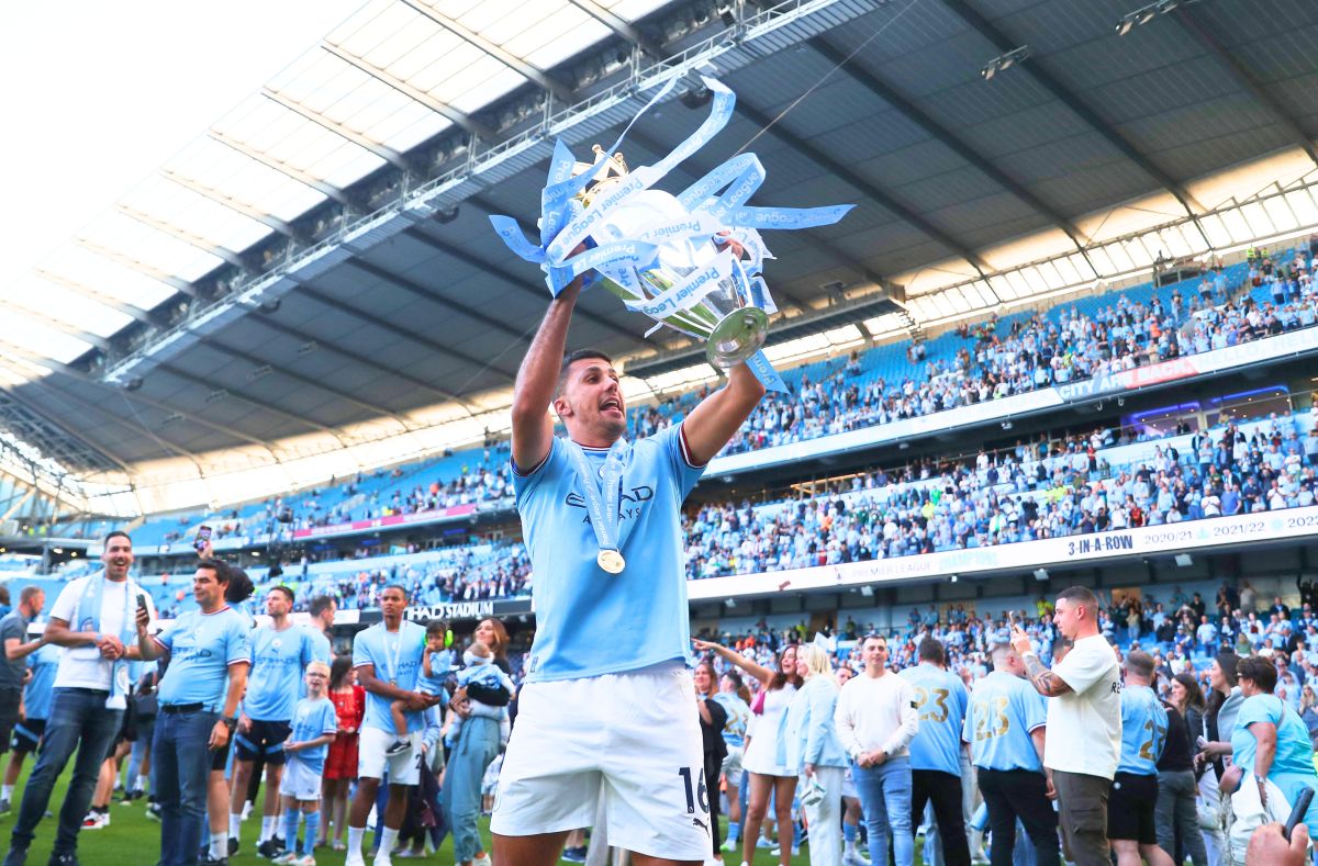 بالصور.. كيف احتفل لاعبو مانشستر سيتي بكأس البريميرليغ؟ 3 بالصور.. كيف احتفل لاعبو مانشستر سيتي بكأس البريميرليغ؟