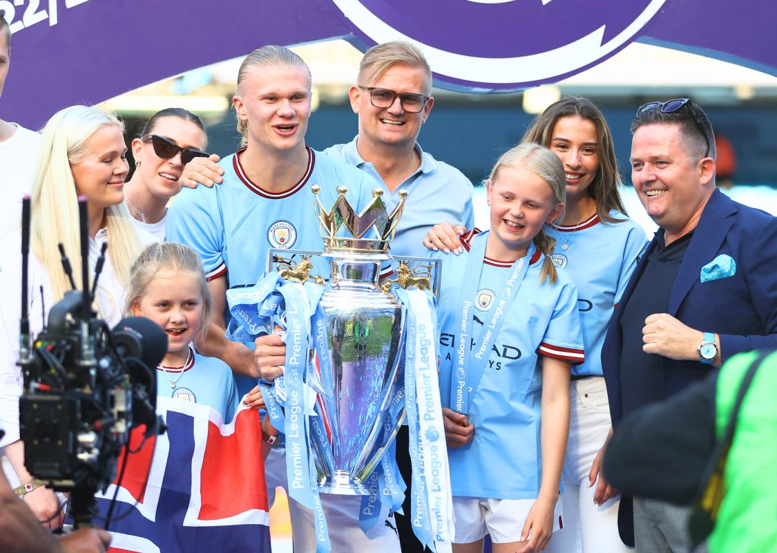 بالصور.. كيف احتفل لاعبو مانشستر سيتي بكأس البريميرليغ؟ 2 بالصور.. كيف احتفل لاعبو مانشستر سيتي بكأس البريميرليغ؟