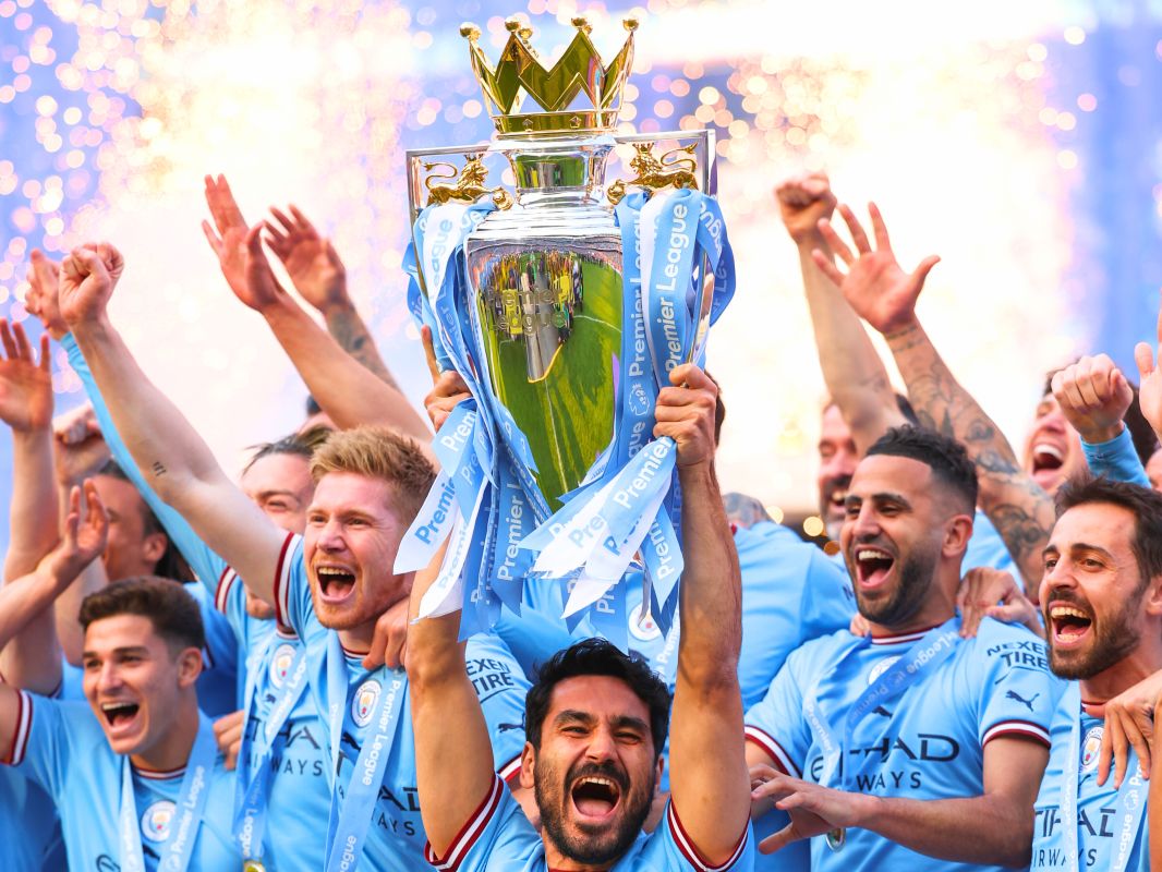 بالصور.. كيف احتفل لاعبو مانشستر سيتي بكأس البريميرليغ؟ 4 بالصور.. كيف احتفل لاعبو مانشستر سيتي بكأس البريميرليغ؟