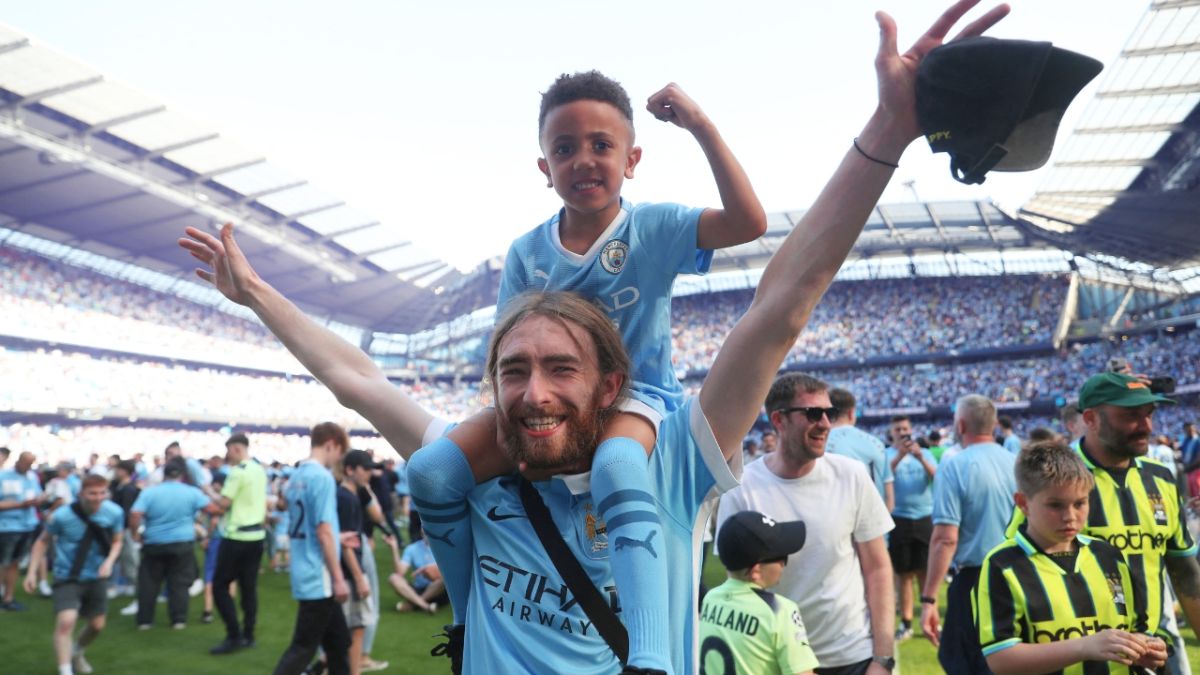 احتفالات في شوارع مانشستر بعد فوز السيتي بلقب الدوري الإنكليزي