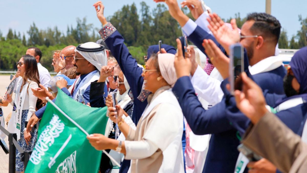 بالصور.. ريانة برناوي وعلي القرني.. رائدا الفضاء السعوديين في رحلة إلى الفضاء