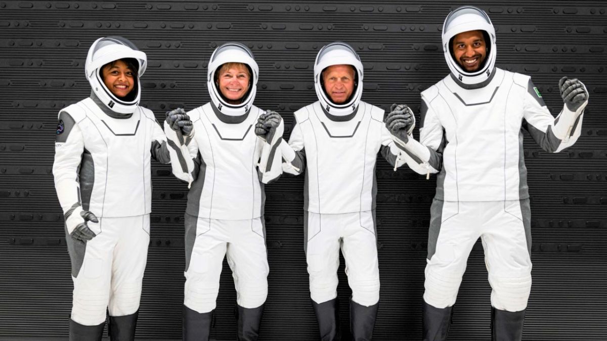 بالصور.. ريانة برناوي وعلي القرني.. رائدا الفضاء السعوديين في رحلة إلى الفضاء