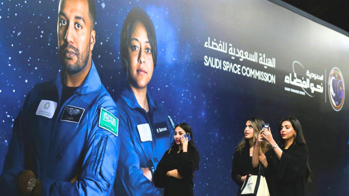 بالصور.. ريانة برناوي وعلي القرني.. رائدا الفضاء السعوديين في رحلة إلى الفضاء