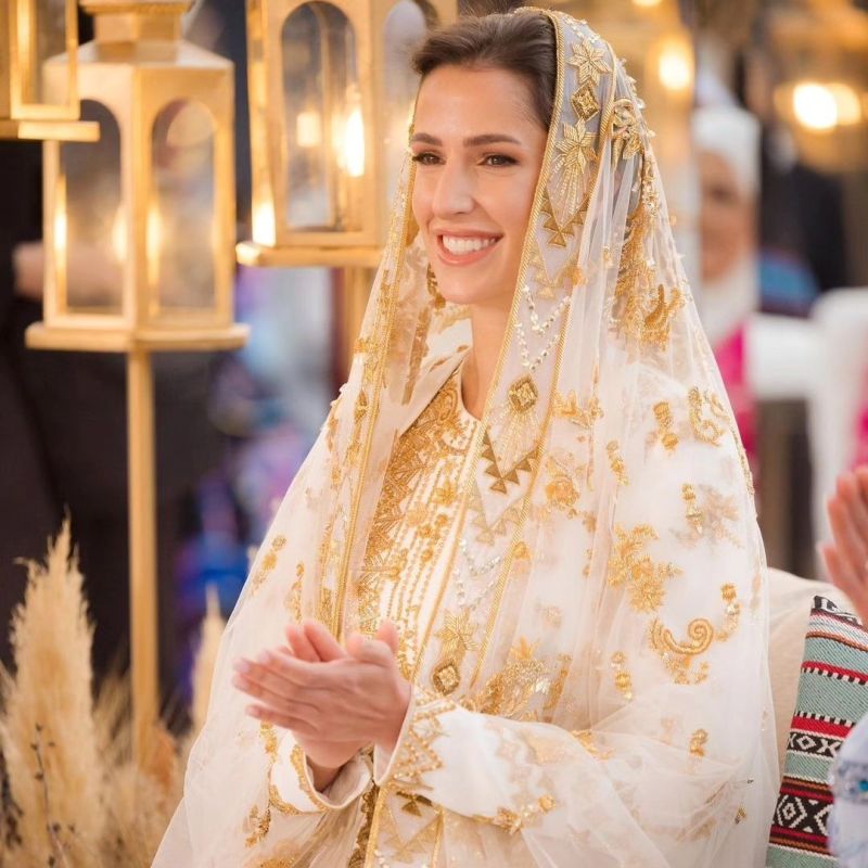 بالصور.. كيف احتفلت الملكة رانيا بحناء خطيبة ابنها رجوة آل سيف؟