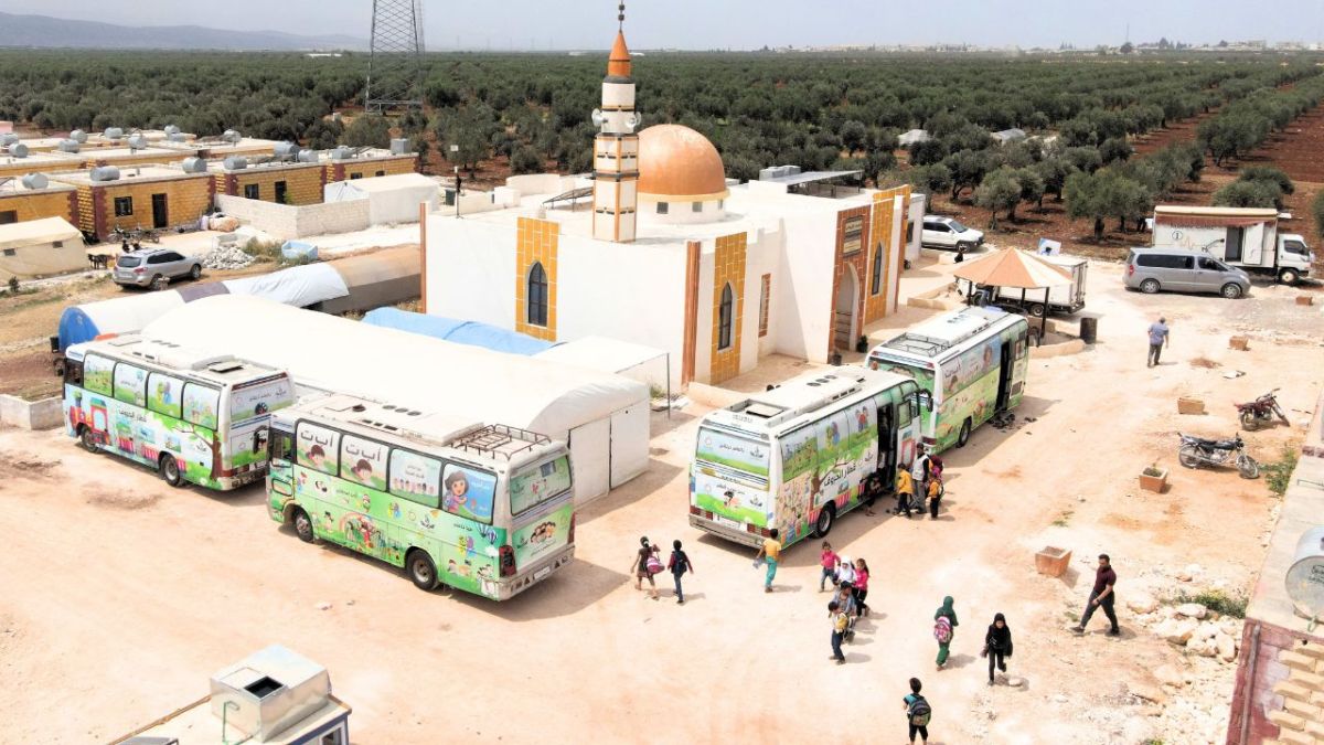 تدمير المدارس لا يوقف التعليم.. حافلات تجوب إدلب لتعليم الأطفال