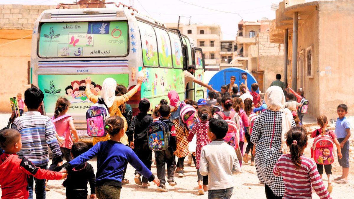 تدمير المدارس لا يوقف التعليم.. حافلات تجوب إدلب لتعليم الأطفال