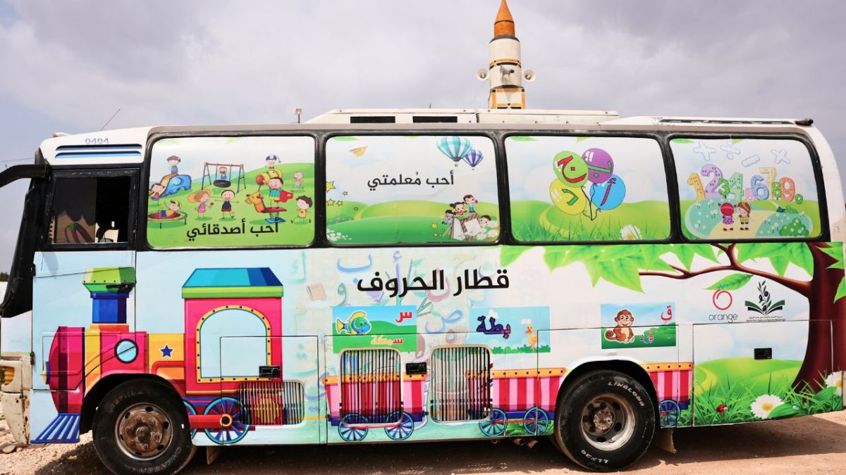 تدمير المدارس لا يوقف التعليم.. حافلات تجوب إدلب لتعليم الأطفال