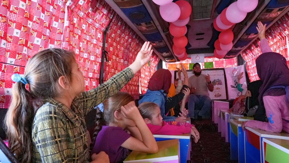 تدمير المدارس لا يوقف التعليم.. حافلات تجوب إدلب لتعليم الأطفال