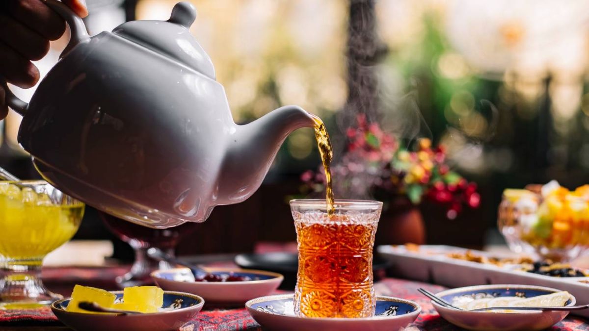 القهوة والشاي.. ما الفروقات بينهما وأيهما أفضل للجسم؟ 2 طريقة تحضير الشاي