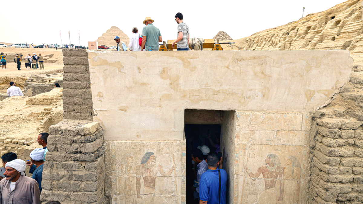 أملًا في إنعاش السياحة.. مصر تٌعلن اكتشاف أكبر ورشتَي تحنيط في جبّانة سقارة
